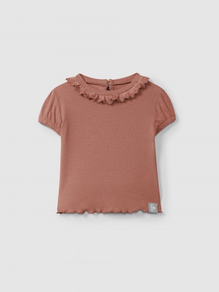 T-shirt em malha canelada com gola bordado ingl�s