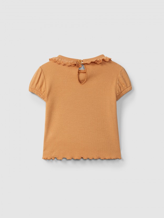 T-shirt em malha canelada com gola bordado inglês T-shirt em malha canelada com gola bordado inglês