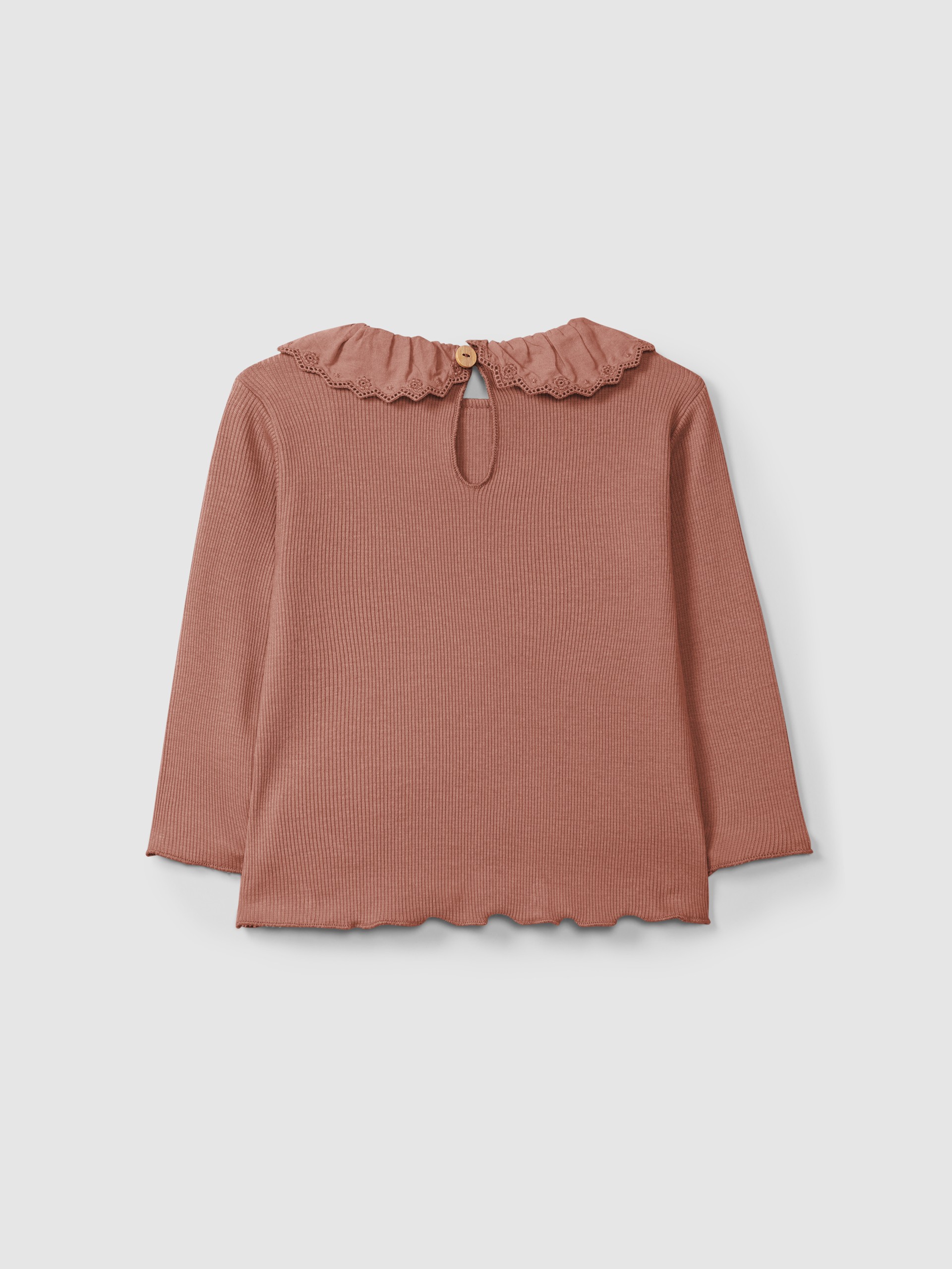 Longsleeve em malha canelada com gola de bordado inglês