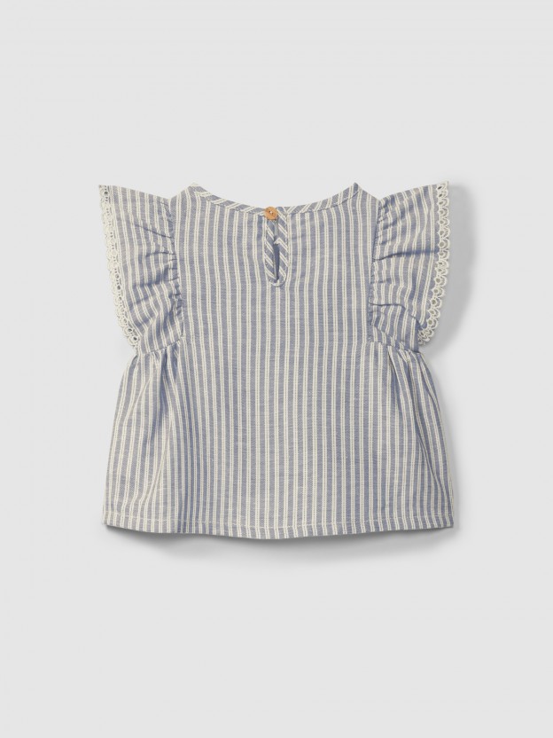 Blusa em tecido de riscas e detalhe de bordado inglês Blusa em tecido de riscas e detalhe de bordado inglês