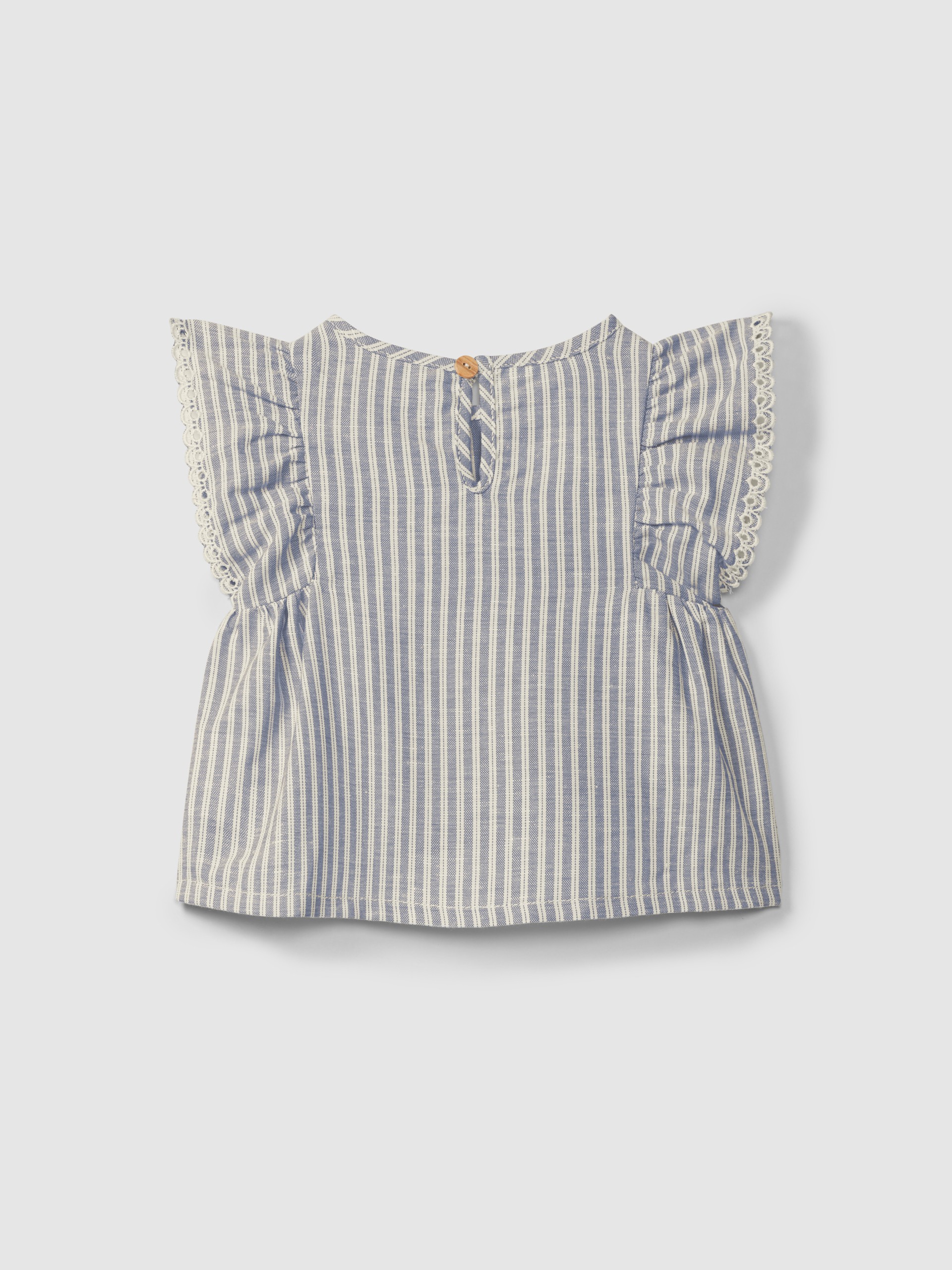 Blusa em tecido de riscas e detalhe de bordado inglês