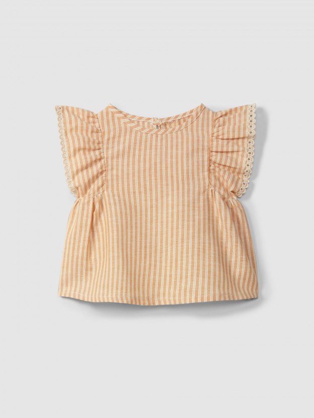 Blusa em tecido de riscas e detalhe de bordado inglês Blusa em tecido de riscas e detalhe de bordado inglês