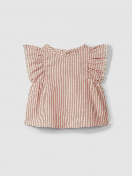 Blouse en tissu à rayures et détail de broderie anglaise Blouse en tissu à rayures et détail de broderie anglaise