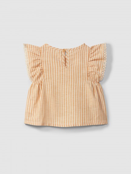 Blusa em tecido de riscas e detalhe de bordado inglês Blusa em tecido de riscas e detalhe de bordado inglês