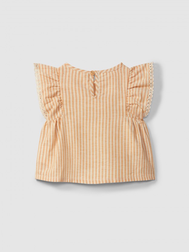 Blusa em tecido de riscas e detalhe de bordado inglês Blusa em tecido de riscas e detalhe de bordado inglês