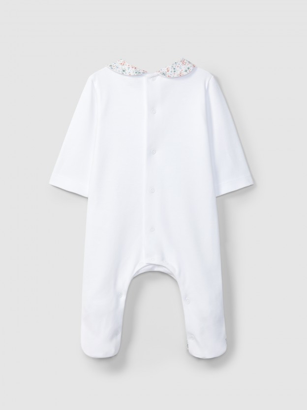 Babygrow brodé sur la poitrine et détails en tissu imprimé Babygrow brodé sur la poitrine et détails en tissu imprimé