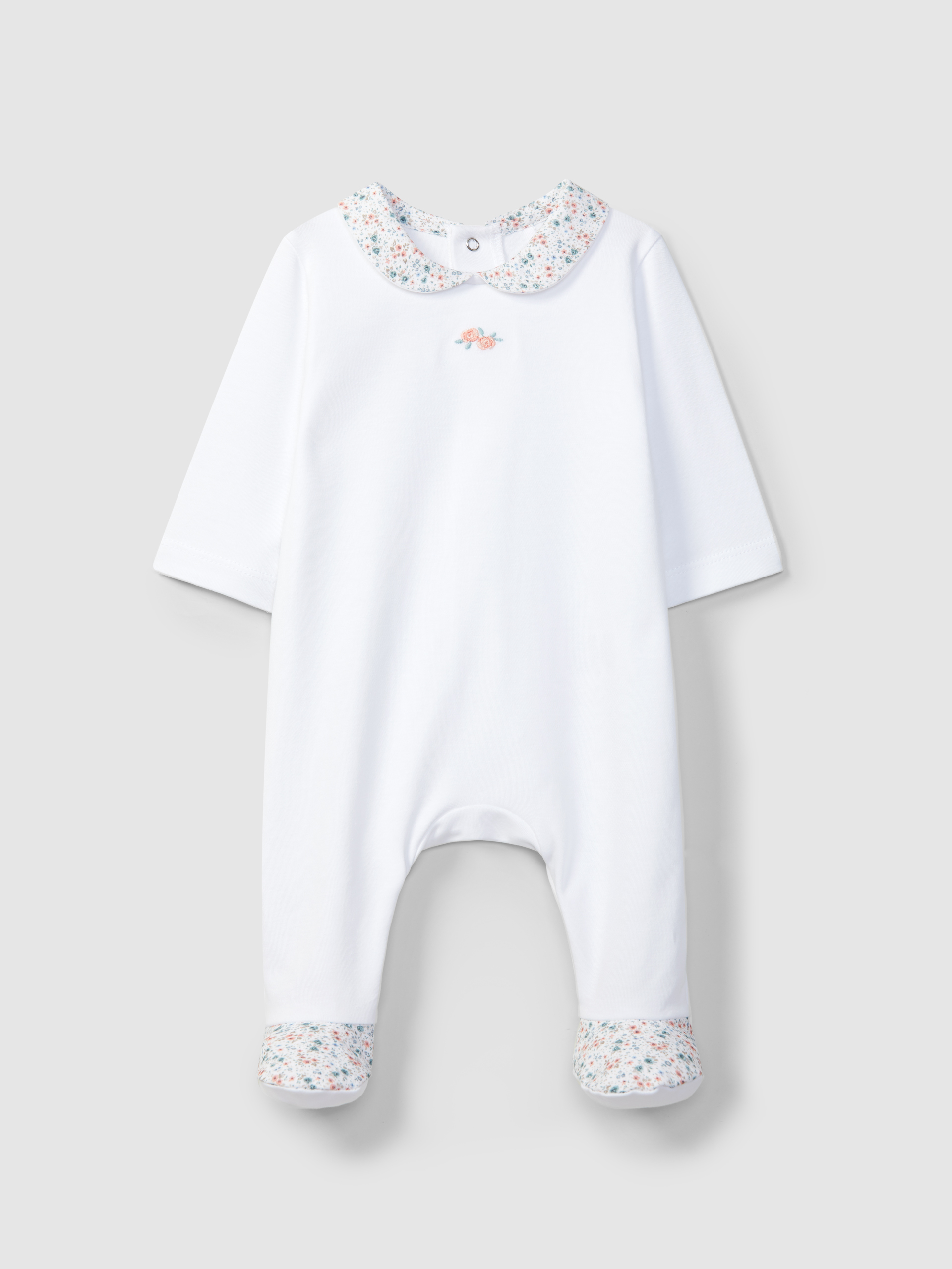 Babygrow brodé sur la poitrine et détails en tissu imprimé
