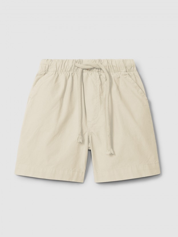 Pantalón corto pull-up liso en sarga con tres bolsillos Pantalón corto pull-up liso en sarga con tres bolsillos
