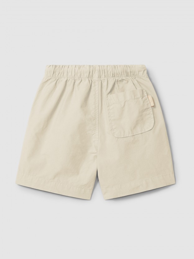 Pantalón corto pull-up liso en sarga con tres bolsillos Pantalón corto pull-up liso en sarga con tres bolsillos