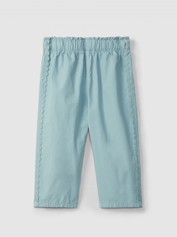 Pantalon pull-up en sergé avec ruban décoratif Pantalon pull-up en sergé avec ruban décoratif