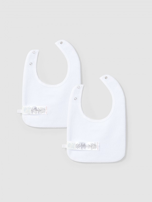 Lot de deux bavoirs brodés et maille avec effet ajouré Lot de deux bavoirs brodés et maille avec effet ajouré