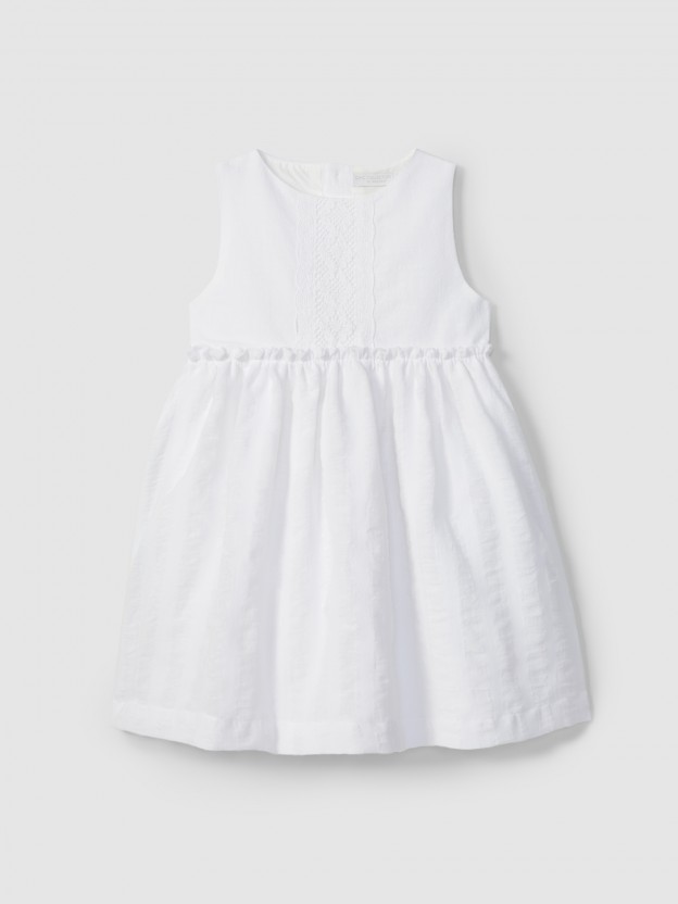 Vestido linho com aspecto natural e detalhe em croché Vestido linho com aspecto natural e detalhe em croché