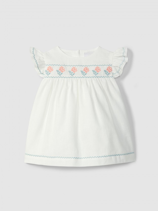 Vestido com detalhes de bordado em ponto cruz Vestido com detalhes de bordado em ponto cruz