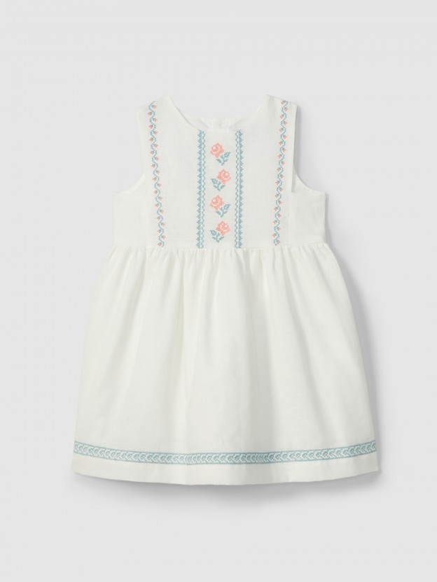Robe en lin avec des détails de broderie en point de croix Robe en lin avec des détails de broderie en point de croix