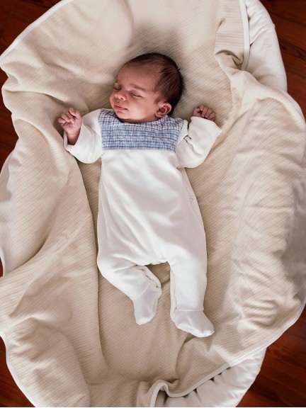 Pelele en terciopleo con detalle de smocks Pelele en terciopleo con detalle de smocks