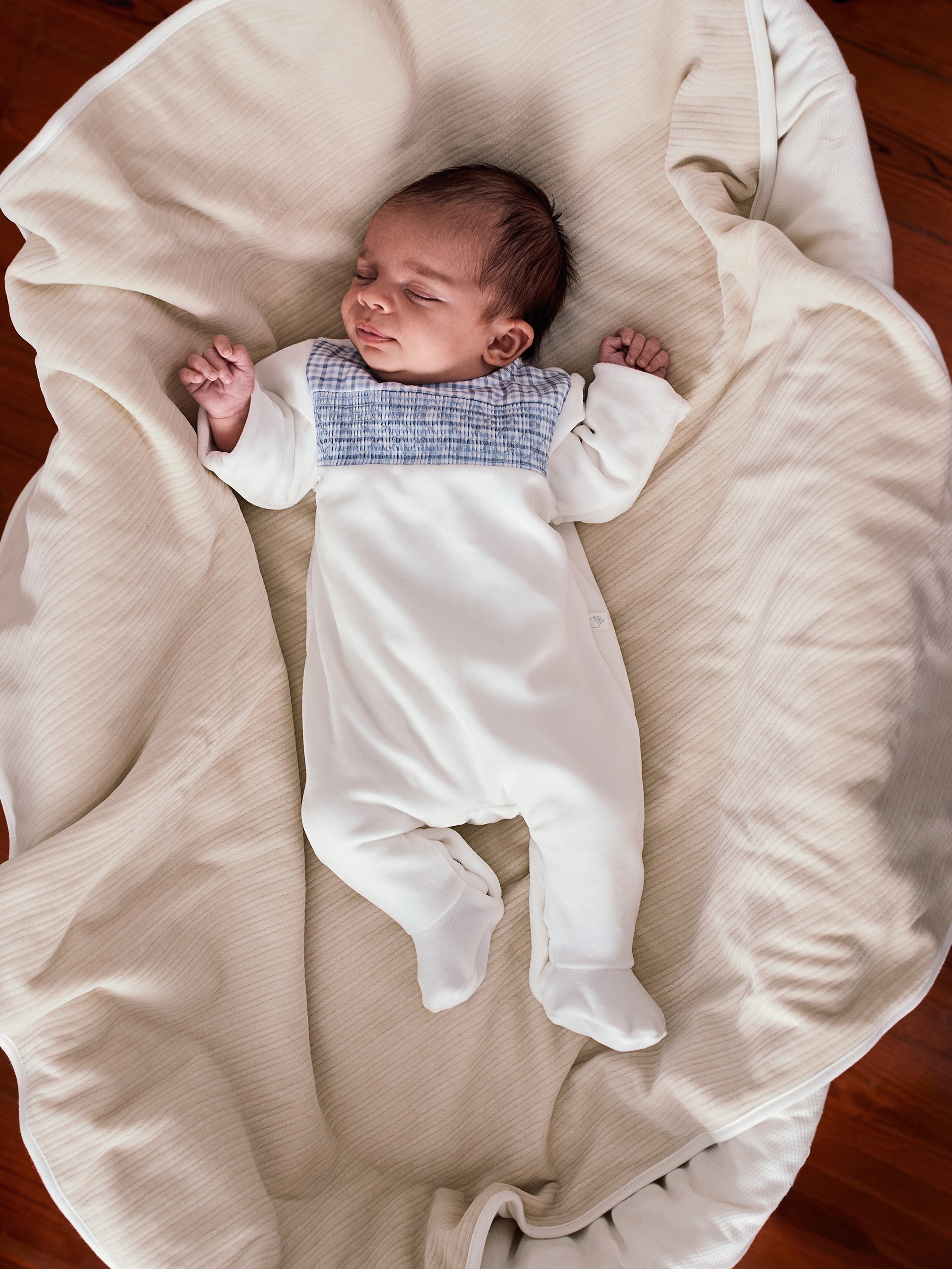 Pelele en terciopleo con detalle de smocks