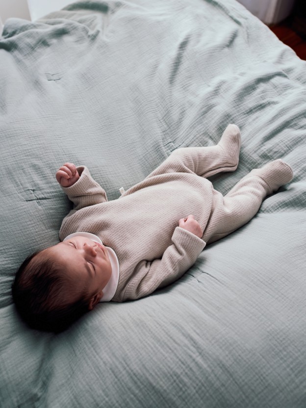 Organic cotton babygrow with round collar Organic cotton babygrow with round collar