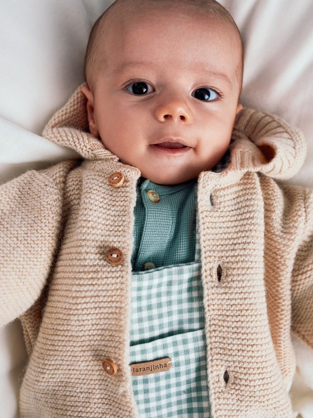 Gilet tricot� � capuche