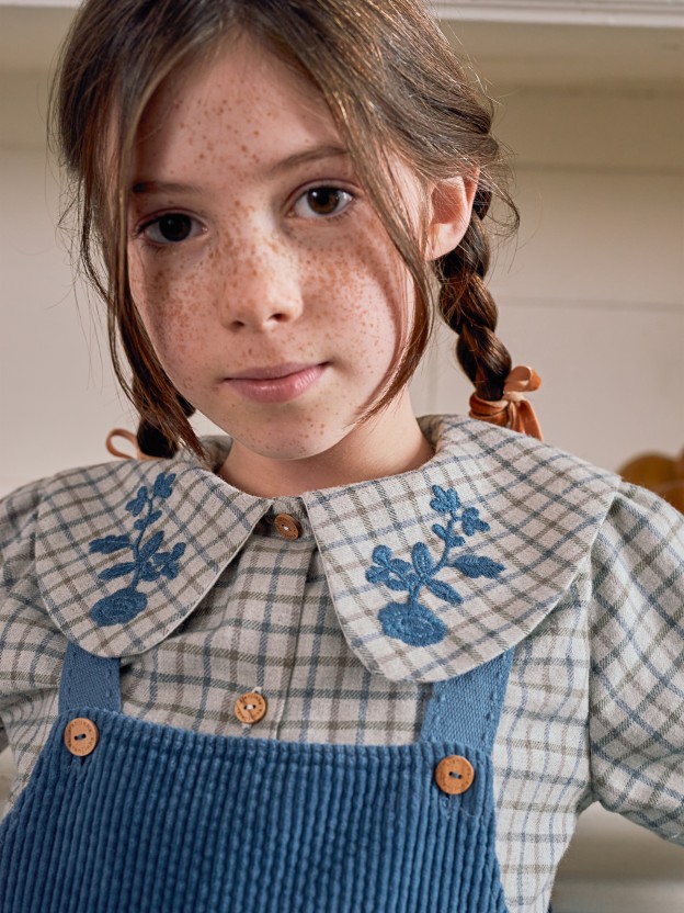 Blouse � carreaux avec broderie en fil de laine