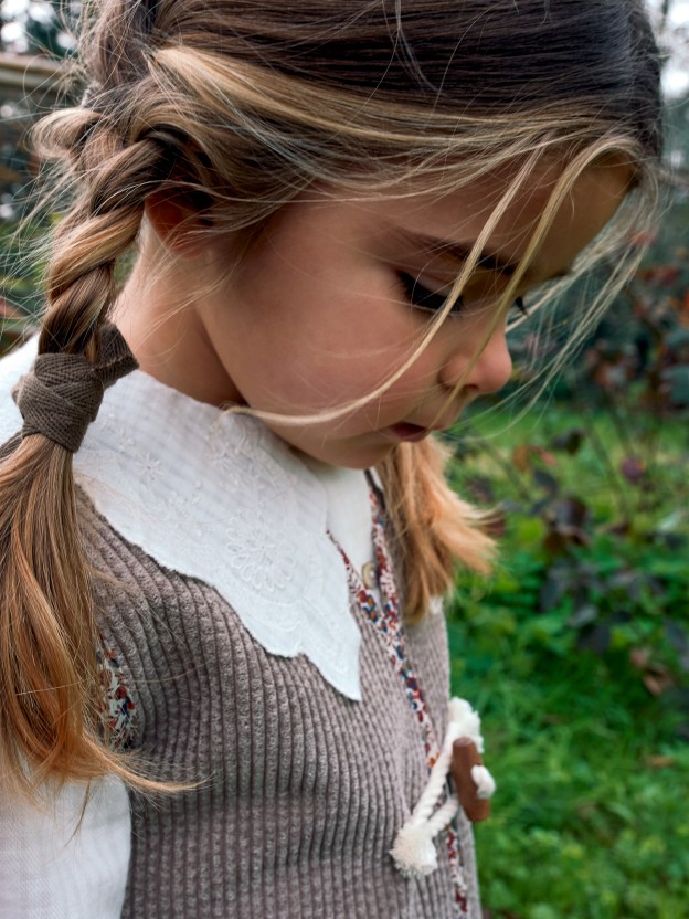 Blusa em tecido texturado com gola bordado inglês Blusa em tecido texturado com gola bordado inglês