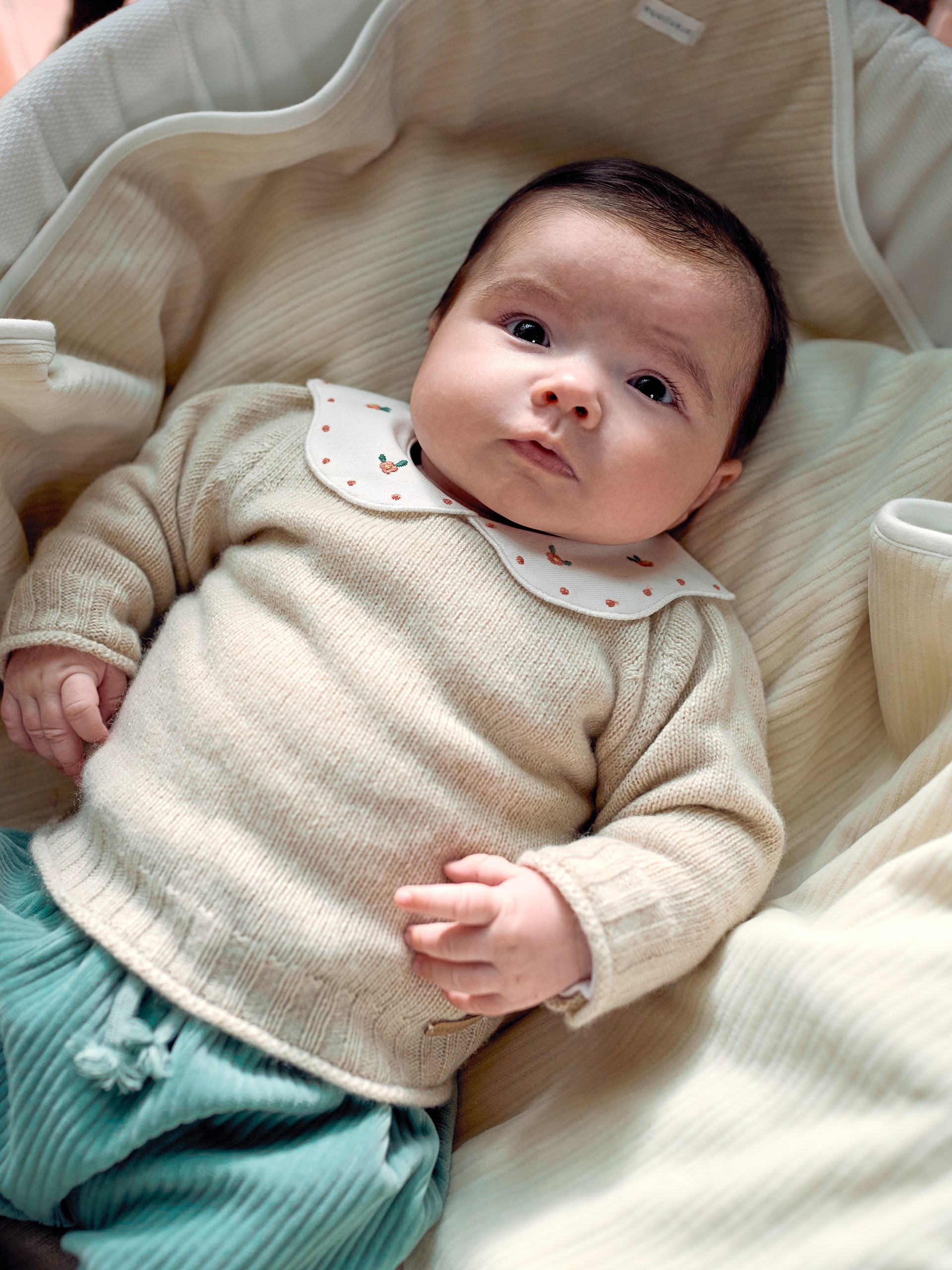 Knitted jumper with embroidered fabric collar