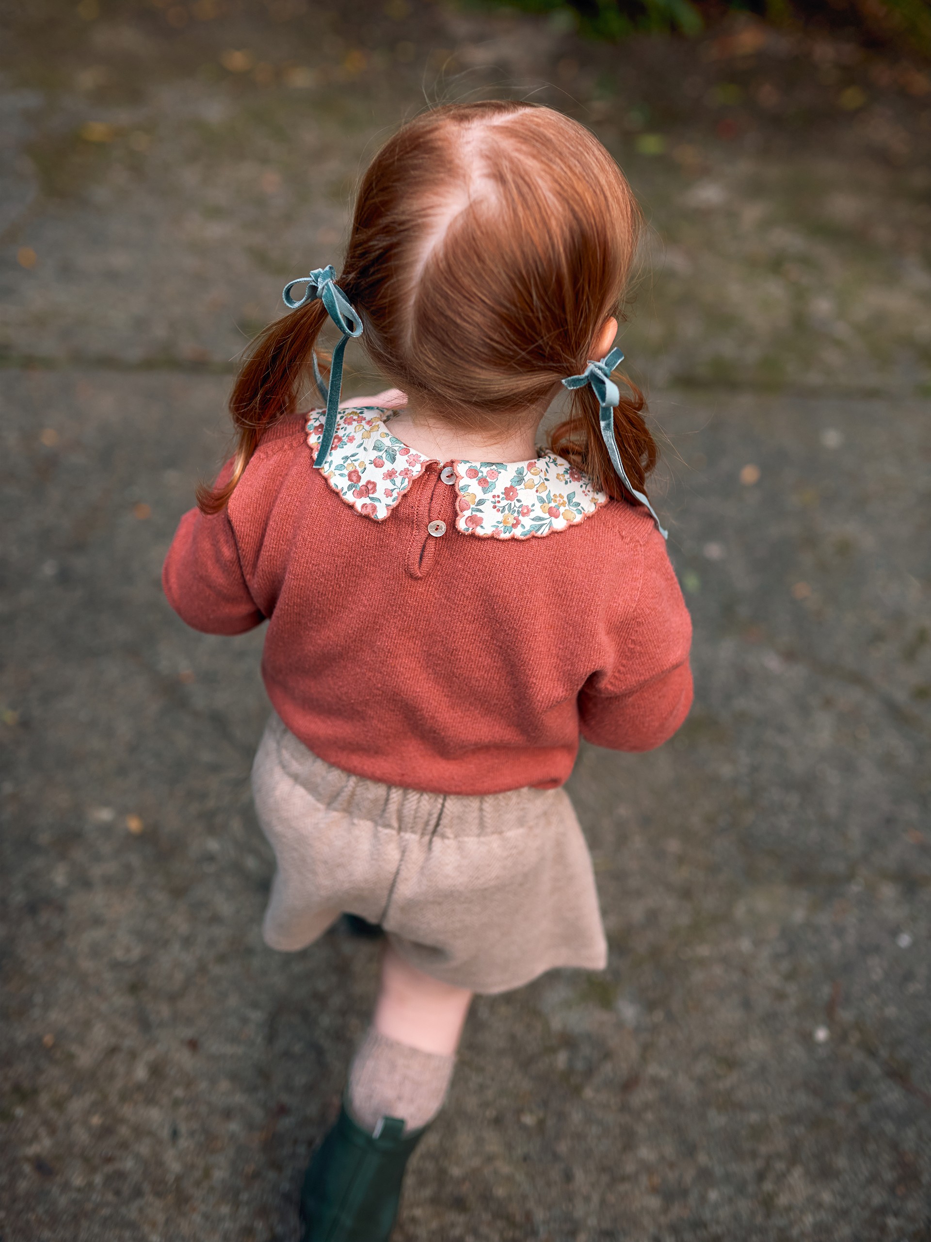 Knitted jumper with fabric collar