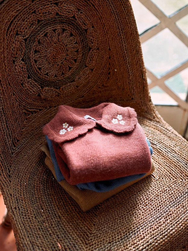 Knitted jumper embroidered flower collar