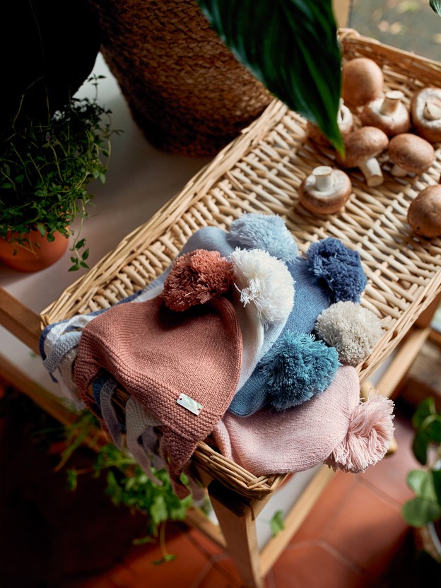 Bonnet tricot� avec pompon