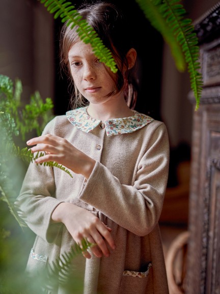 Vestido em malha de espinha com detalhes em tecido Vestido em malha de espinha com detalhes em tecido