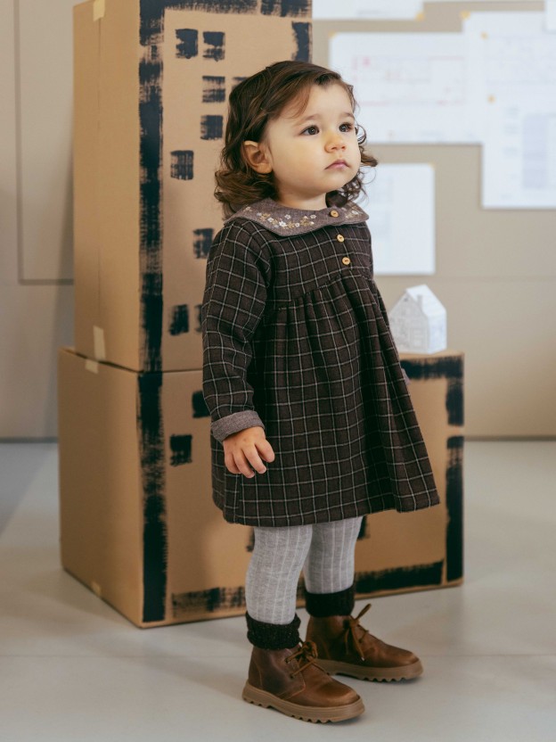 Robe carreaux avec d�tail de fleurs brod�es