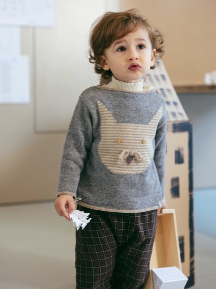Jersey de punto gato con detalles en relieve. Jersey de punto gato con detalles en relieve.