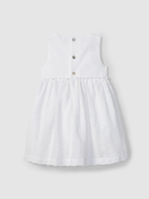 Vestido linho com aspecto natural e detalhe em croché Vestido linho com aspecto natural e detalhe em croché