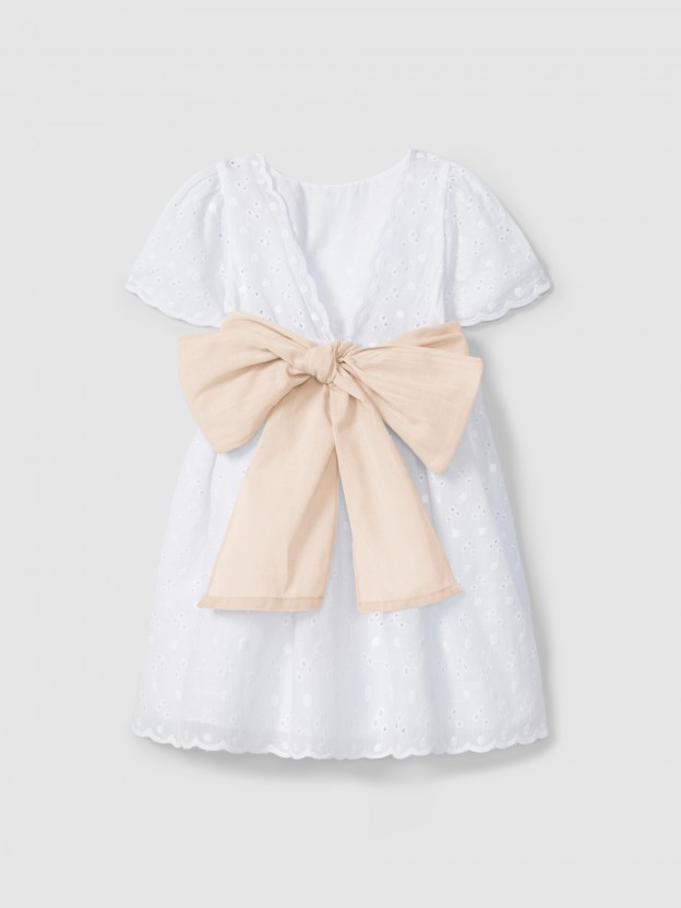 Vestido en bordado inglés con fajín Vestido en bordado inglés con fajín