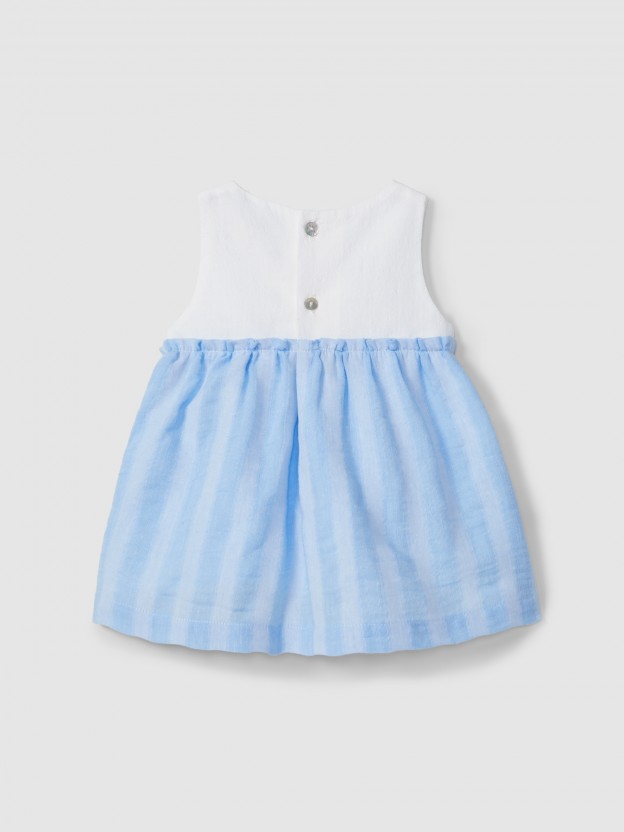 Vestido linho com aspecto natural e detalhe em croché Vestido linho com aspecto natural e detalhe em croché