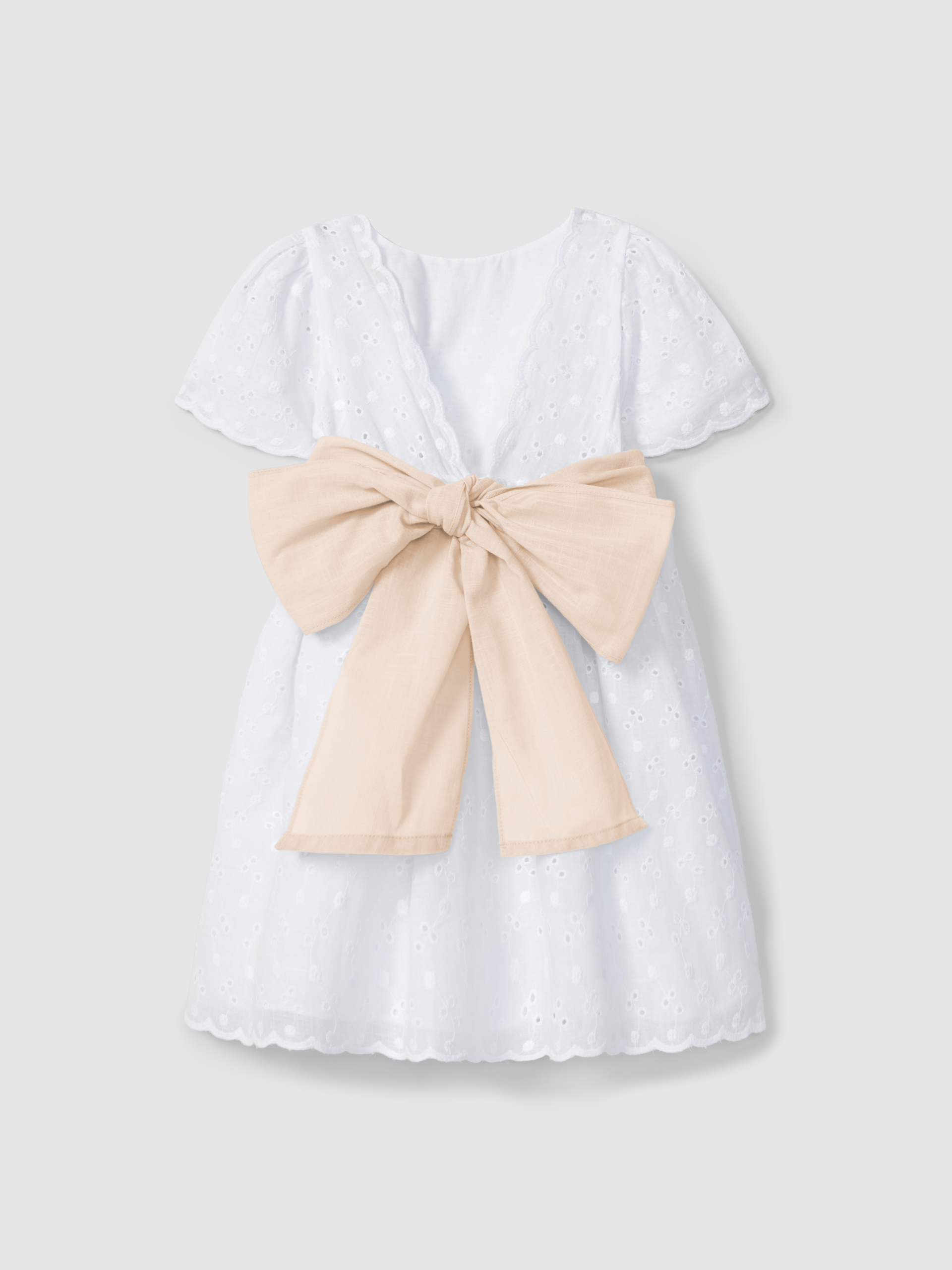 Vestido en bordado inglés con fajín