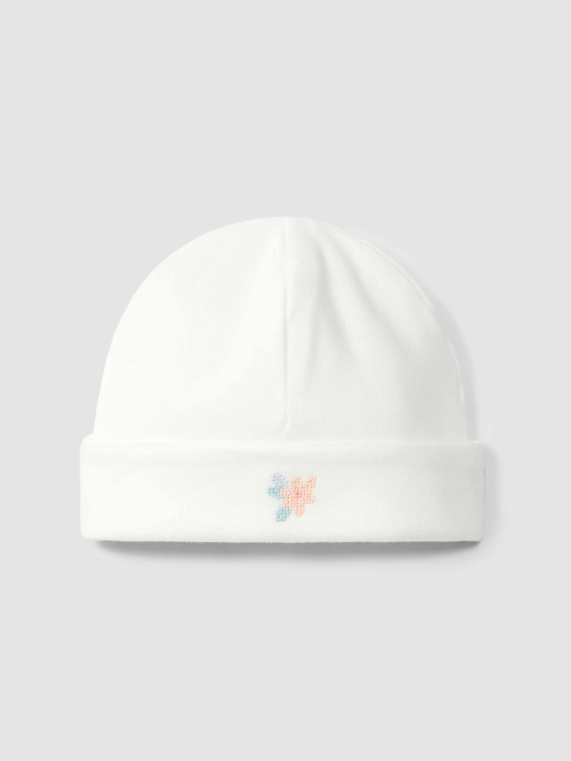 Gorro con detalle bordado