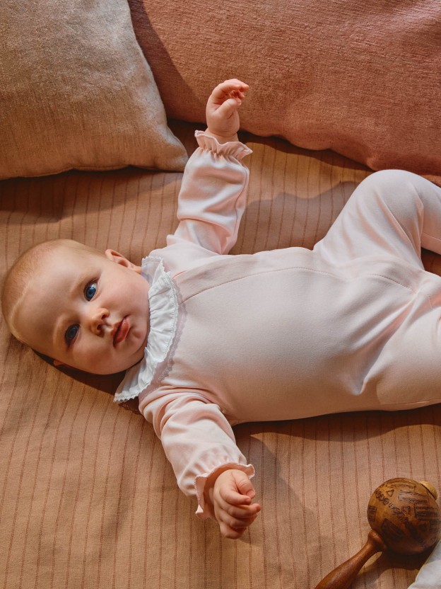 Babygrow ruffled collar with lace detail Babygrow ruffled collar with lace detail