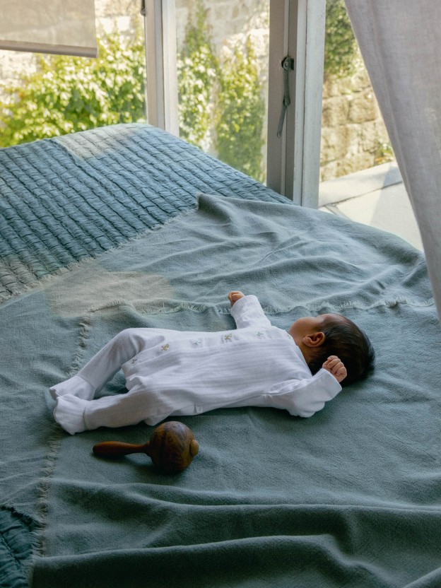 Babygrow in organic cotton with embroidered detail Babygrow in organic cotton with embroidered detail