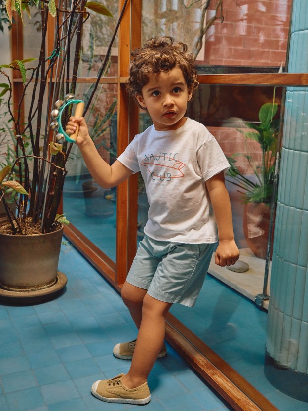 Calções pull-up lisos em sarja com três bolsos Calções pull-up lisos em sarja com três bolsos