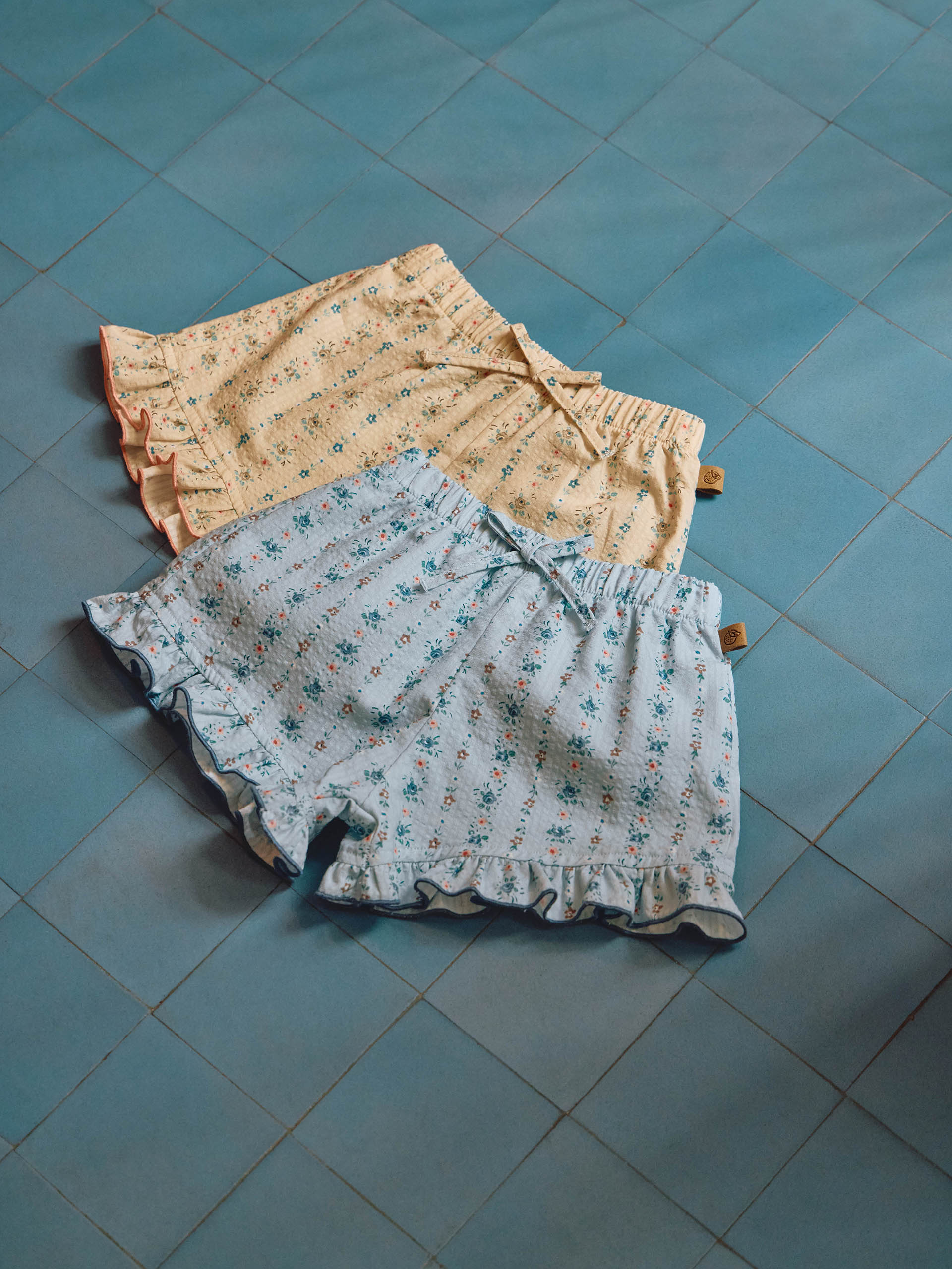 Calções pull-up estampado floral com detalhe de folho