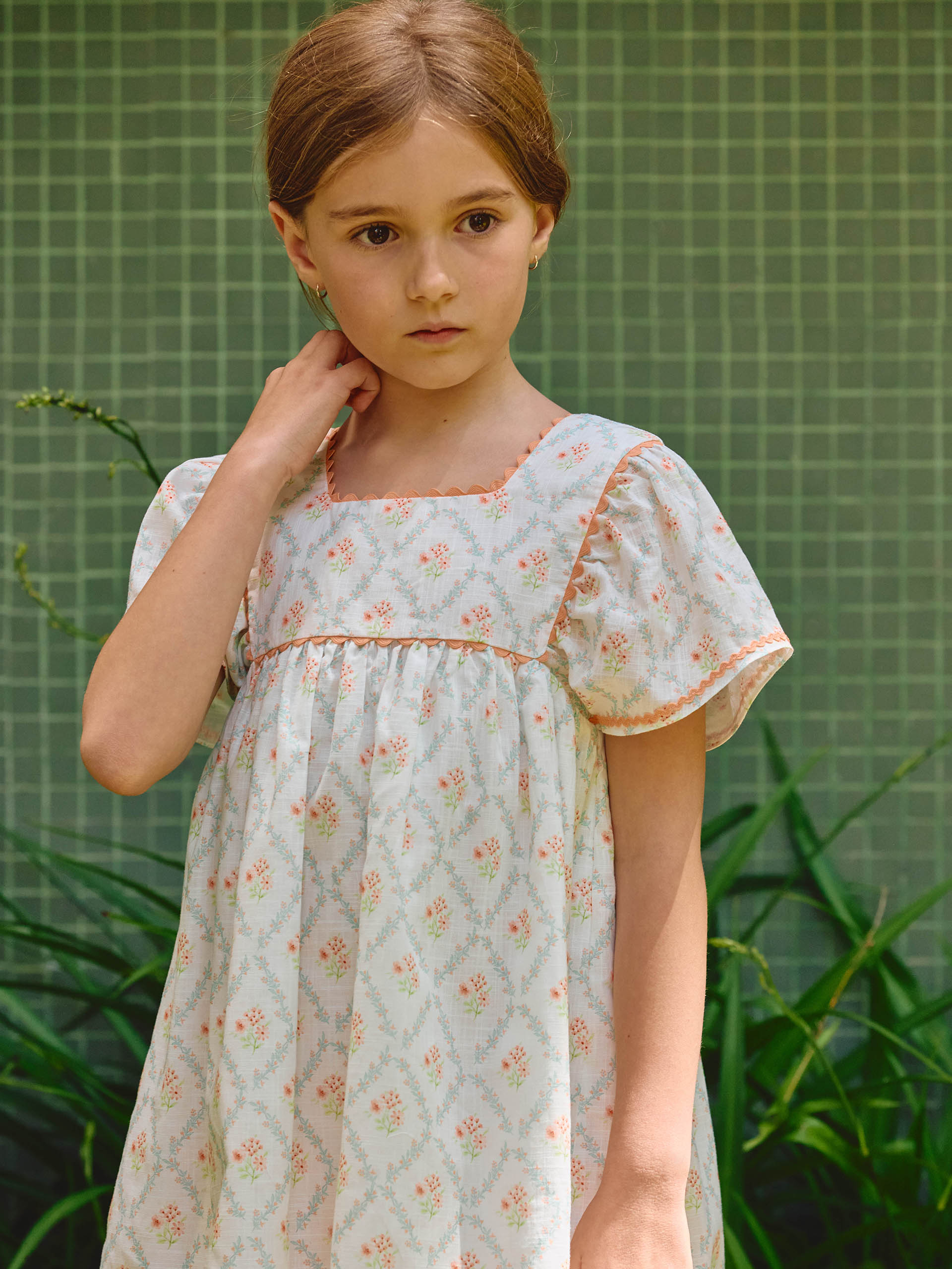 Vestido floral com detalhe de espiguilha