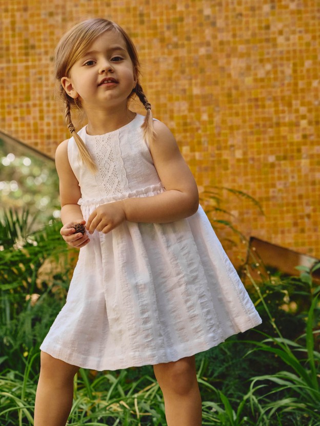 Vestido linho com aspecto natural e detalhe em croché Vestido linho com aspecto natural e detalhe em croché