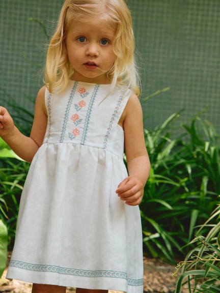 Vestido em linho com detalhes de bordado em ponto de cruz Vestido em linho com detalhes de bordado em ponto de cruz