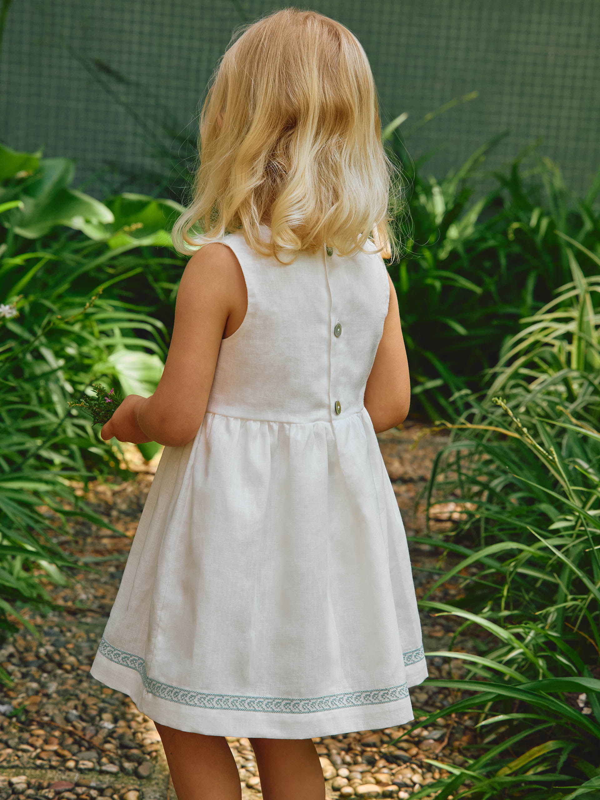 Robe en lin avec des détails de broderie en point de croix