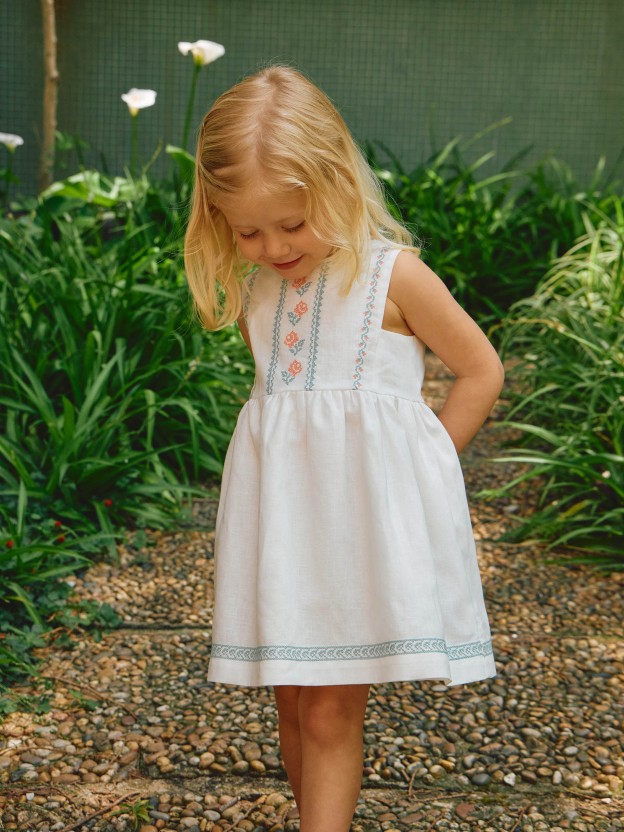 Robe en lin avec des détails de broderie en point de croix Robe en lin avec des détails de broderie en point de croix