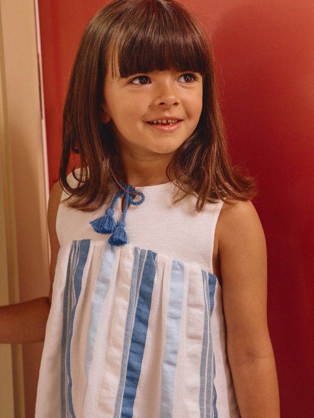 Vestido em tecido texturado de riscas Vestido em tecido texturado de riscas