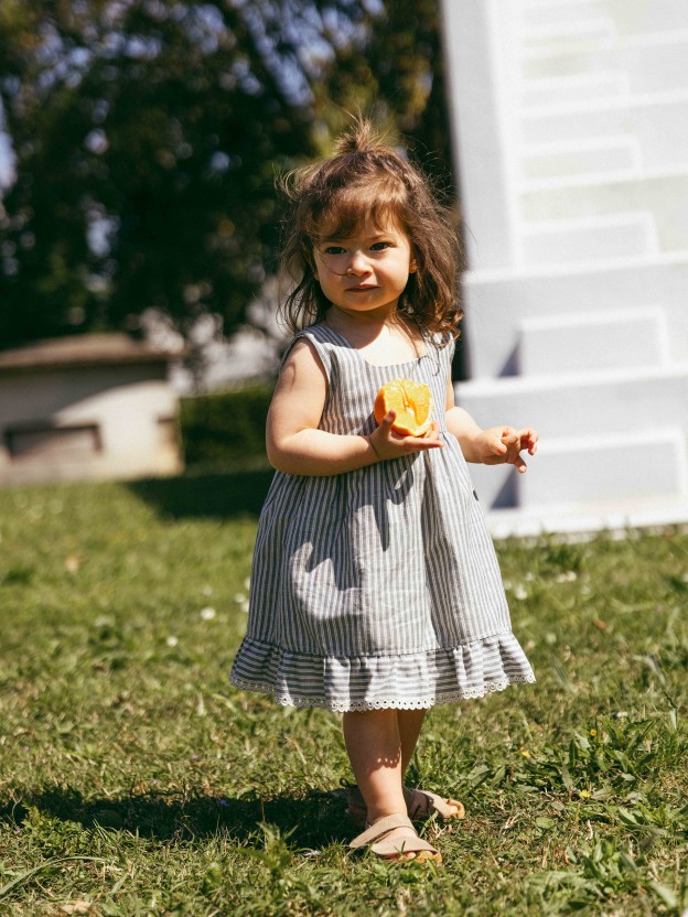 Vestido en tejido a rayas con detalle de bordado inglés Vestido en tejido a rayas con detalle de bordado inglés
