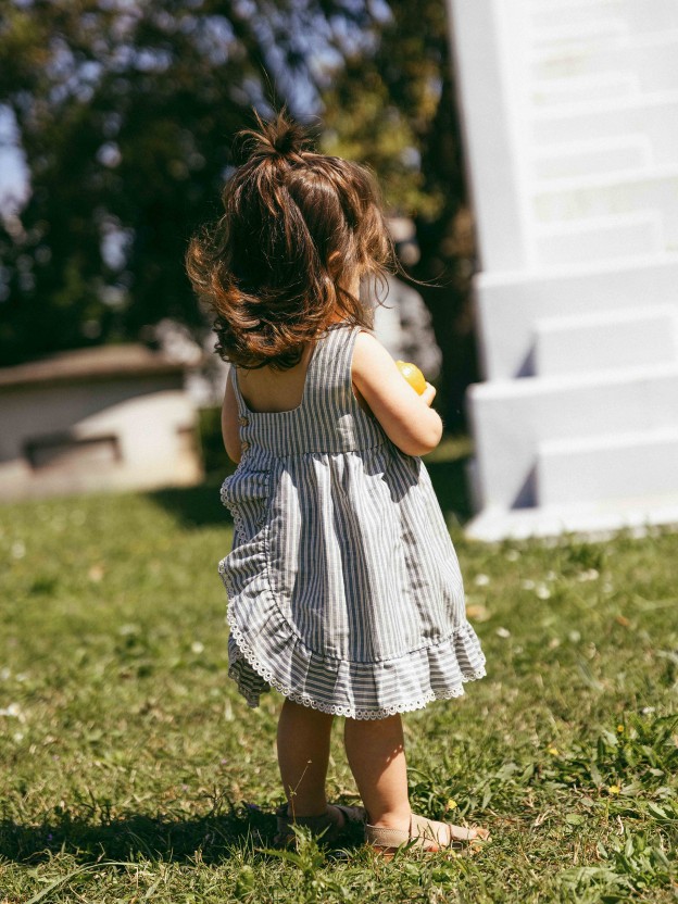 Vestido en tejido a rayas con detalle de bordado inglés Vestido en tejido a rayas con detalle de bordado inglés