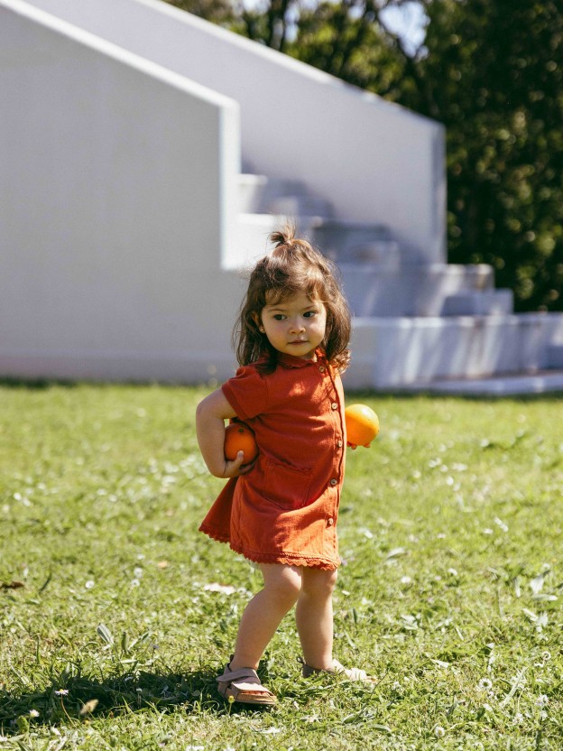 Robe en maille unie avec détails brodés Robe en maille unie avec détails brodés