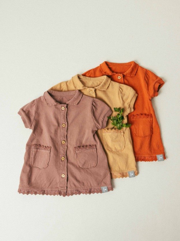 Robe en maille unie avec détails brodés Robe en maille unie avec détails brodés